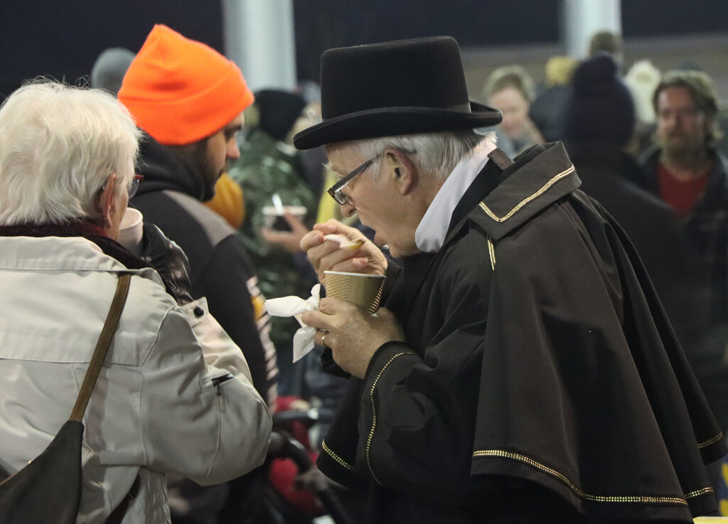 People - including Town Crier Les Whiting - sampled the chili from local service clubs. 